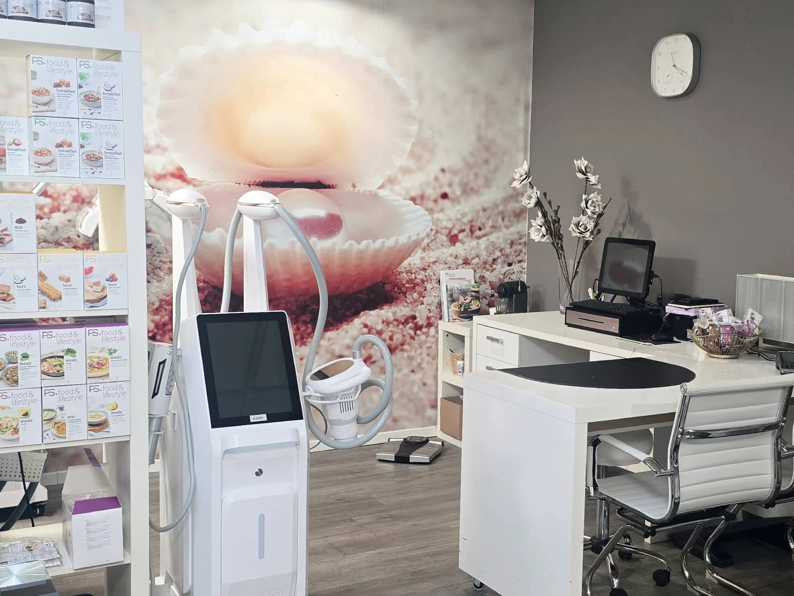 Behandelkamer met medische apparatuur bij Team Vital, Terneuzen